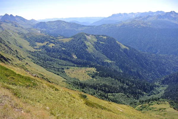 北コーカサスの山の中でトレッキング 合羽尾根 — ストック写真