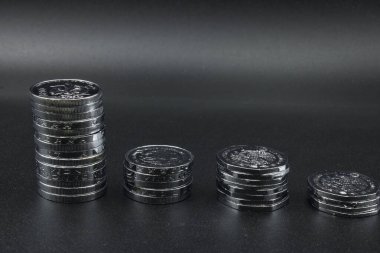 Siyah arkaplanda parlayan paralar