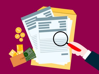  Önemli belgeleri büyüteçle inceleyen kişi. Bir tarafında kredi kartı veya banka kartı ve para olan bir cüzdan var.