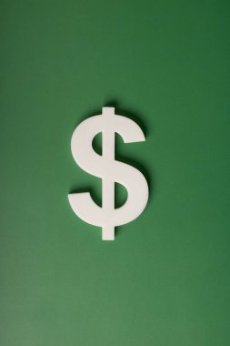 Yeşil arka planda para sembolü, finans kavramı