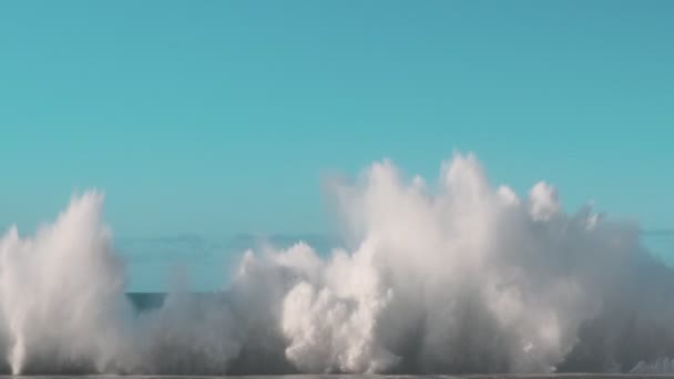 Obrovská vlna moře ve zpomaleném pohybu — Stock video