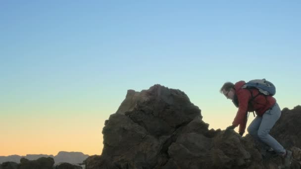 一个人爬上山顶，得意洋洋地把手举到天上 — 图库视频影像