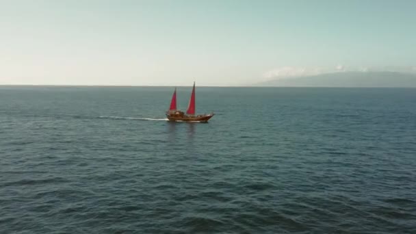 Старый корабль с малиновыми парусами плывет по открытому океану, чтобы встретить приключения — стоковое видео