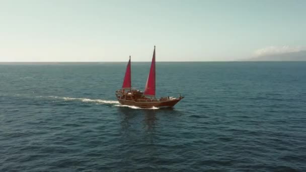 Vintage segelfartyg med crimson segel segel för romantiska äventyr — Stockvideo