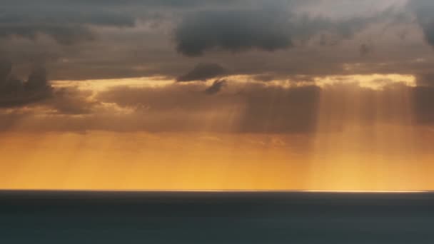 Pôr do sol durante uma tempestade se aproximando — Vídeo de Stock