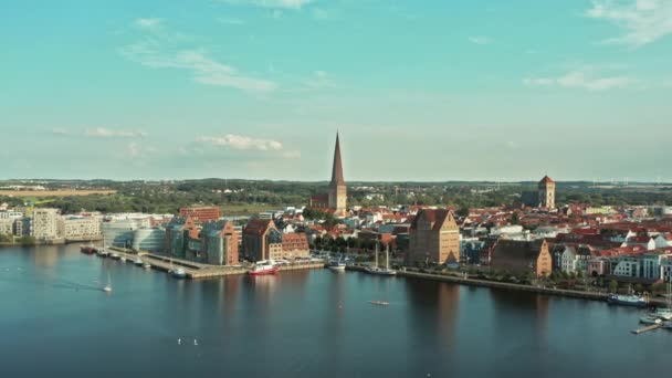 Vista aérea da cidade de Rostock, norte da Alemanha Mecklemburgo-Pomerânia Ocidental — Vídeo de Stock