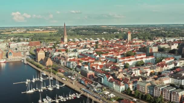 Αεροφωτογραφία της πόλης του Ροστόκ στη βόρεια Γερμανία Mecklenbug-Δυτική Πομερανία — Αρχείο Βίντεο