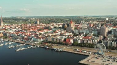 Kuzey Almanya 'daki Rostock şehrinin panoramik hava manzarası Mecklenburg-Vorpommern