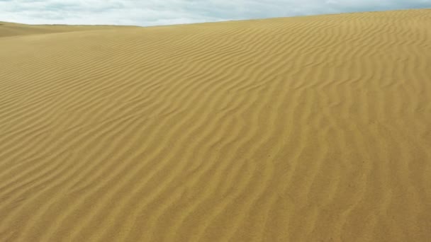 Panorámica a lo largo de interminables dunas de arena y barcas en el sofocante desierto — Vídeos de Stock