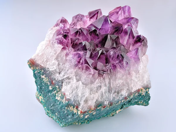 Kristall Stein Makromineral, violette raue Amethyst Quarzkristalle auf weißem Hintergrund — Stockfoto