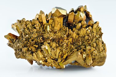 Kuvars altın titanyum Aura kristal küme beyaz arka plan üzerinde