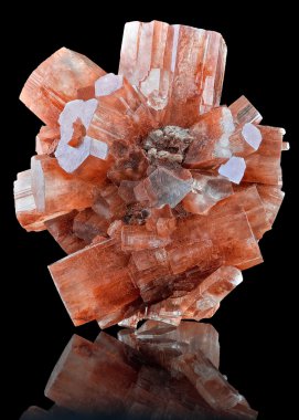 Siyah arka plan üzerine izole mineral aragonit semigem Jeod kristalleri