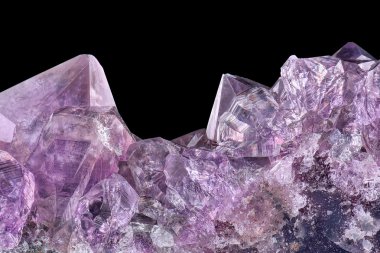 Crystal taş makro maden, mor kaba Ametist kuvars kristalleri siyah arka plan üzerine