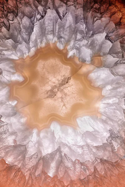 Querschnitt durch Achatkristall mit Kruste — Stockfoto
