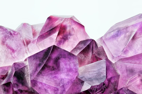 Makro z křišťálového kamene, purpurové surové krystaly ametystu — Stock fotografie