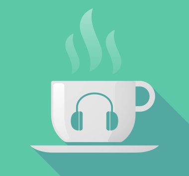 Uzun gölge fincan kahve ile bir kulaklık