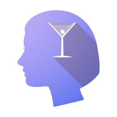 Uzun bir kokteyl cam ile gölge kadın baş