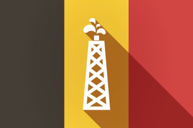 Uzun gölge Belçika bayrağı ile bir petrol kulesi