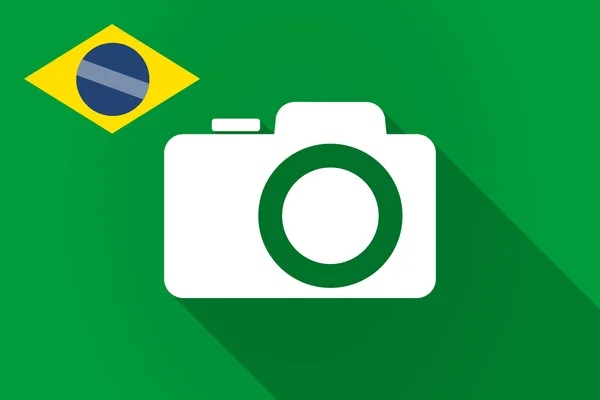 Lange schaduw Brazilië vlag met een fotocamera — Stockvector