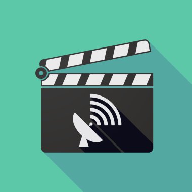 Uzun gölge clapper kurulu bir uydu çanağı ile