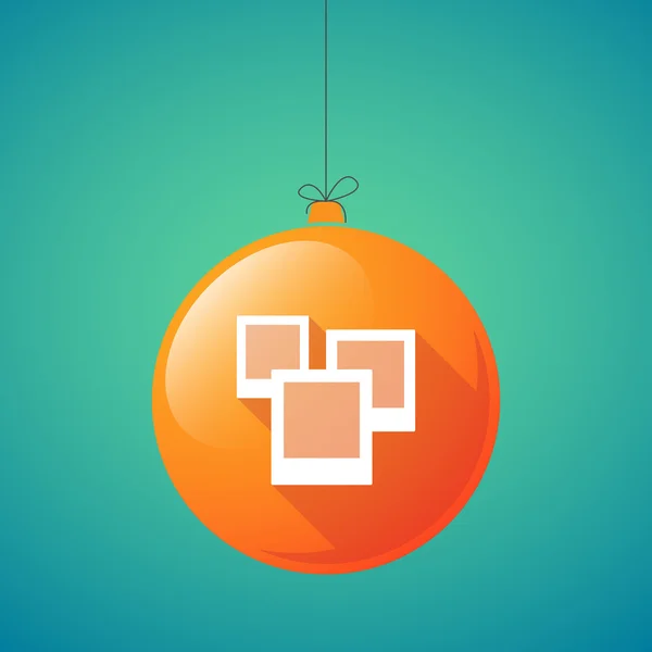 Longue ombre icône de boule de Noël avec quelques photos — Image vectorielle
