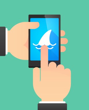 Köpekbalığı yüzgeci gösterilen bir telefonu kullanan adam