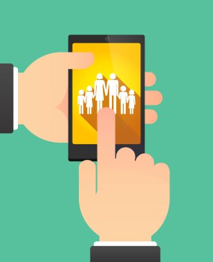 Büyük bir aile piktogram gösterilen bir telefonu kullanarak eller