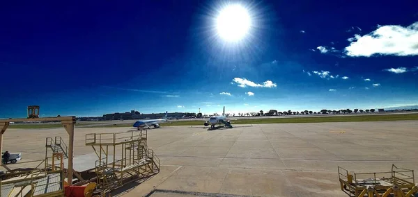 Geparkte Flugzeuge Auf Flughafen — Stockfoto