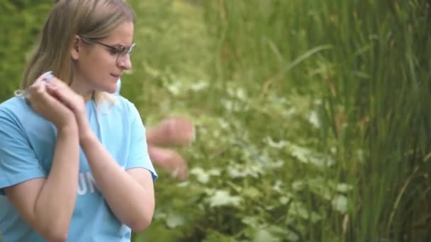 Voluntárias caminhando no parque de verão ou floresta à procura de criança perdida ou animal de estimação. Retrato de mulheres jovens caucasianas confiantes sérias procurando algo ao ar livre. — Vídeo de Stock