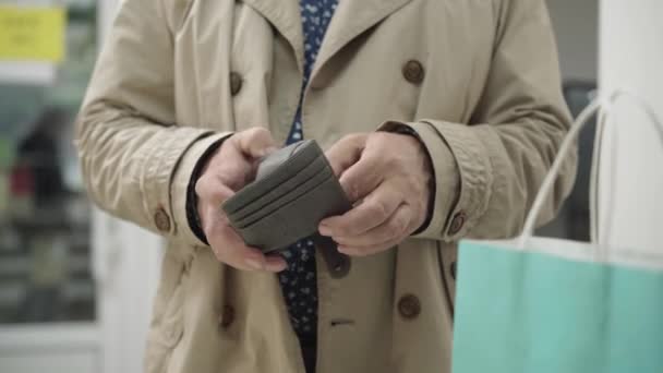 Cartera con dólares en manos de hombres mayores caucásicos. Un hombre irreconocible contando dinero en la tienda. Falta de finanzas. Concepto de pobreza. — Vídeos de Stock