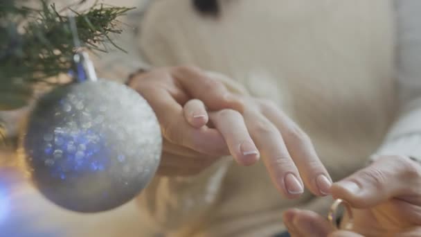 Primeros planos de las manos de un hombre amante irreconocible poniendo anillo de compromiso en el dedo de la mujer caucásica feliz. La propuesta romántica en la víspera de Año Nuevo en casa en interiores. — Vídeos de Stock