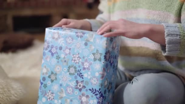Kobieta kaukaskie ręce rozpakowywanie prezentów świątecznych w domu. Nierozpoznawalna kobieta odbierająca prezent niespodziankę w domu w Sylwestra. Święta zimowe. — Wideo stockowe