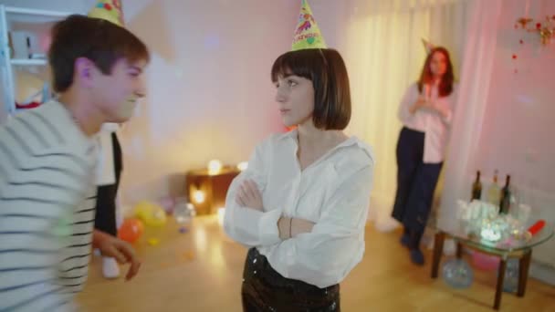 Betrunkener junger Mann greift irritierte Kaukasierin bei Geburtstagsparty drinnen an Betrunkener selbstbewusster Millennial-Typ, der als genervte Dame flirtet, die geht. Flirt und Feiern. — Stockvideo