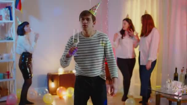 Relaxed young man dancing as confident charming woman clinking glasses and leaving with boyfriend. Millennial Caucasian lady making a pass at handsome guy on birthday party. Flirt and lifestyle. — Stock Video