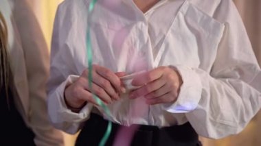 İçerideki partide kokain paketi dağıtan tanınmamış genç kadınlar. Kameralar beyaz tozla paketlemeyi beyaz beyaz kadın ellerinde takip ediyor. Uyuşturucu kaçakçılığı ve bağımlılık kavramı.