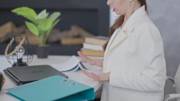 Side view van onherkenbaar gestreste overweldigde vrouw mediteren en bewegende handen zittend in functie. Boos geïrriteerde blanke CEO of werknemer kalmerend op de werkplek. — Stockvideo