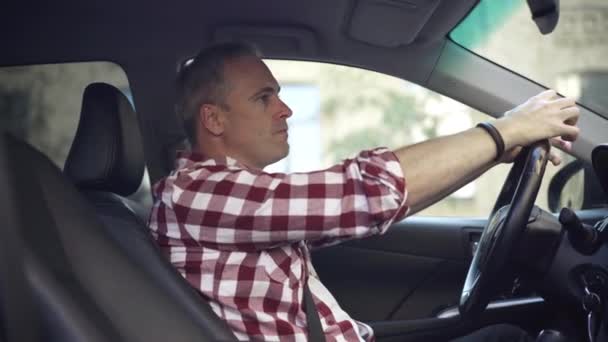 坐在驾驶座上的愤怒的白人男子侧视肖像在汽车思维中的应用.开车的人压力很大。问题和抑郁概念. — 图库视频影像