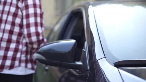 Unbekannter männlicher Dieb stiehlt Geldbörse aus Auto und flüchtet Kaukasier stiehlt aus offenem Seitenfenster Sicherheits- und Gefahrenkonzept. — Stockvideo