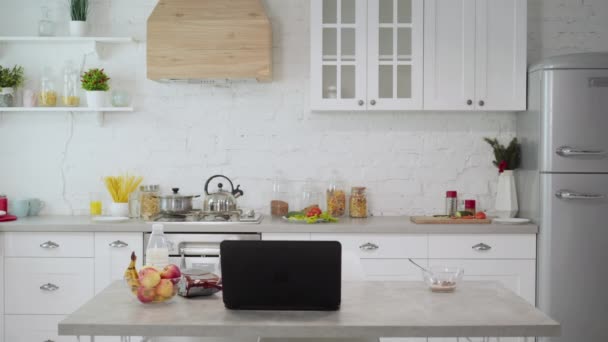 Sbrigarsi a correre in cucina, mangiare cereali mattutini con il latte, controllare l'ora di guardia e partire. Moderno stile di vita millenario occupato. Ragazzo caucasico essere in ritardo. — Video Stock