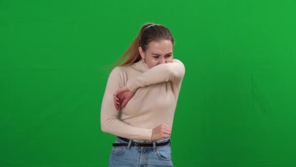 Genç hasta kadın hapşırıyor ve yüzüne dokunuyor. Kromakey arka planında koronavirüs hastalığı belirtileri gösteren endişeli, beyaz kadın portresi. Covid-19 salgın konsepti. — Stok video