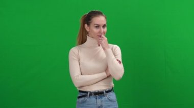 Düşünceli kadının Chromakey geçmişiyle ilgili bir fikri var. Yeşil ekranda poz veren kendine güvenen beyaz kadının portresi. İlham ve motivasyon kavramı.