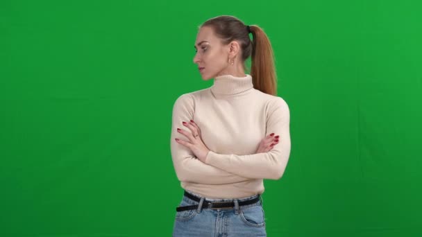 Nervous woman looking around with worried facial expression on green screen. Middle shot of stressed Caucasian lady gets scared at chromakey background. Panic and fear concept. — Stock Video
