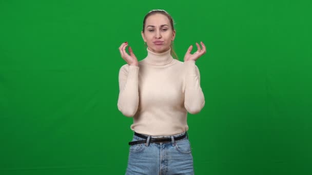 Aktris profesional yang percaya diri membuat artikulasi pemanasan di latar belakang kromakey. Portrait of beautiful slim Caucasian woman warming up facial muscles at rehearsal on green screen. — Stok Video