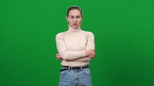 Mujer joven enferma sintiendo náuseas cerrando la boca con las manos. Retrato de la enferma dama caucásica posando en el fondo cromakey pantalla verde. Concepto de embarazo e intoxicación alimentaria. — Vídeo de stock