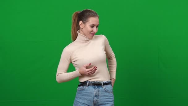 Donna magra mettere calzino in reggiseno per rendere il seno più grande. Ritratto di giovane donna caucasica divertente in posa su sfondo cromakey. Schermo verde. — Video Stock