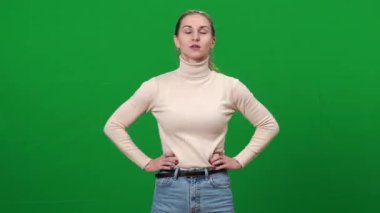 Krom arka planda şakakları ovalayan yorgun genç bir kadın. Kafkasyalı hasta kadının portresi yeşil ekranda baş ağrısı çekiyor. Migren ve tıbbi sorunlar.