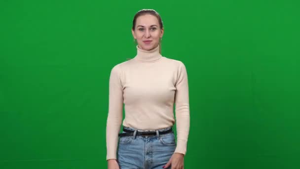 Leuke blanke vrouw die hartvorm maakt met handen poserend op chromakey achtergrond. Portret van een vrolijke positieve glimlachende blanke dame met liefdesgebaar op groen scherm. — Stockvideo
