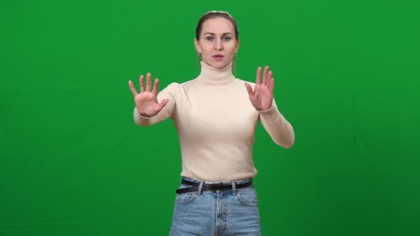 Сліпа жінка рухається руками на зеленому екрані. Портрет хворої кавказької прекрасної безпомічної жінки, яка торкається невидимих перешкод на хромакейному тлі. Зв "язок і хвороби. — стокове відео