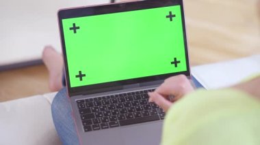 Kromakey yeşil ekran dizüstü bilgisayara yakın plan, beyaz kadın eli klavyeye basıyor. İnternette sosyal medya ya da web sayfası kullanarak internette gezinen tanınmayan genç bir kadın. Modern teknolojiler.