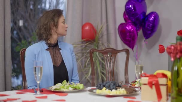 Retrato de mujer caucásica llorando frustrada sentada en la mesa de San Valentín sola. Deprimida dama desesperada celebrando vacaciones románticas en la soledad. Depresión y frustración. — Vídeos de Stock